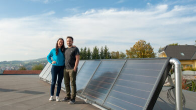 Bauherrin und Bauherr am Dach des Hauses. Copyright: HSH-Installateure-Horst Danner