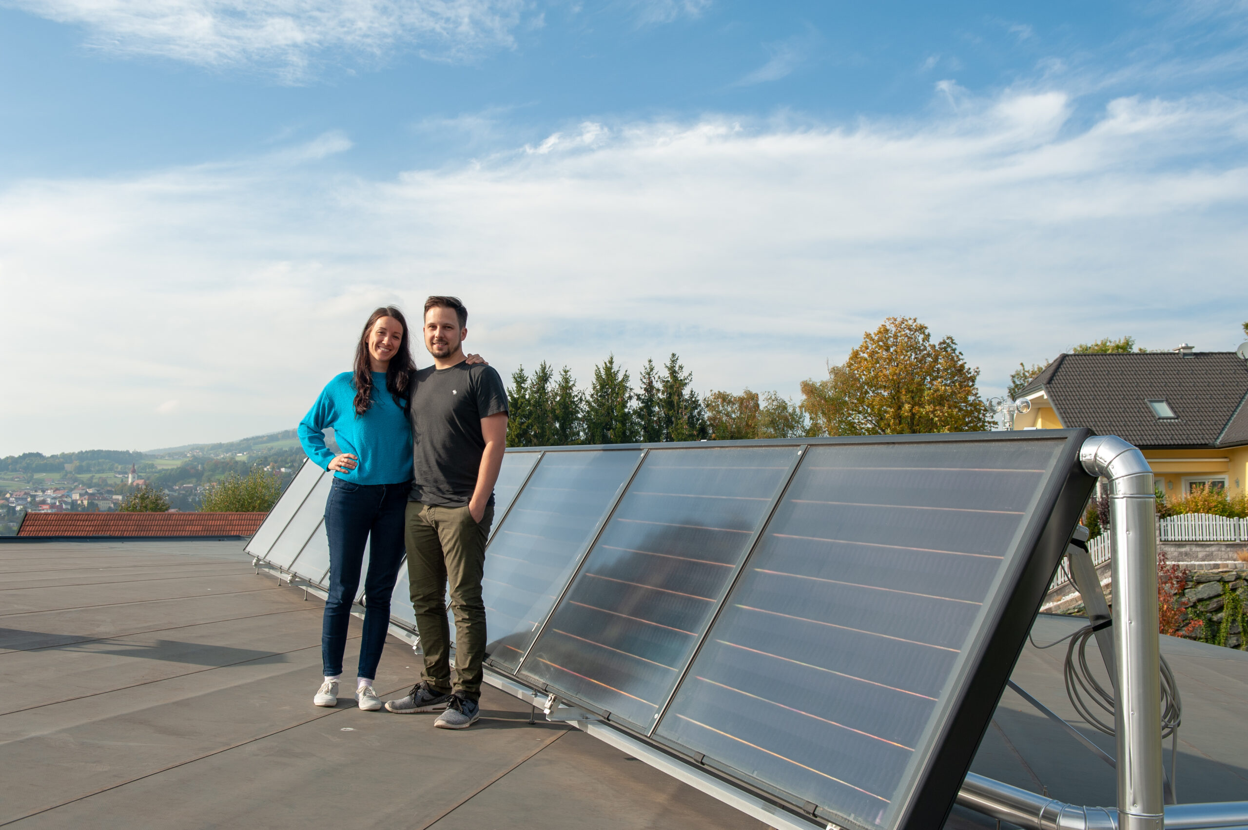 Bauherrin und Bauherr am Dach des Hauses. Copyright: HSH-Installateure-Horst Danner
