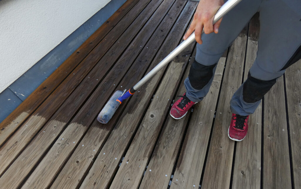 Abschließend wird zur Nachpflege das Terrassenöl dünn mit der Rolle aufgetragen.