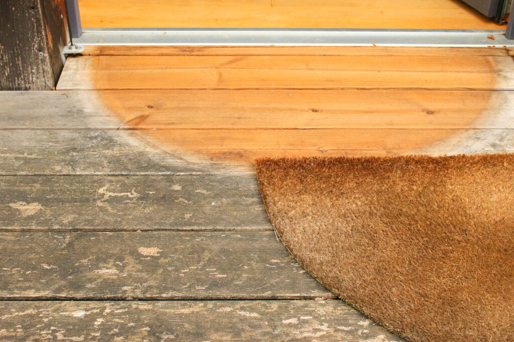 Ungeschütztem Holz setzt die Witterung mit der Zeit besonders zu.