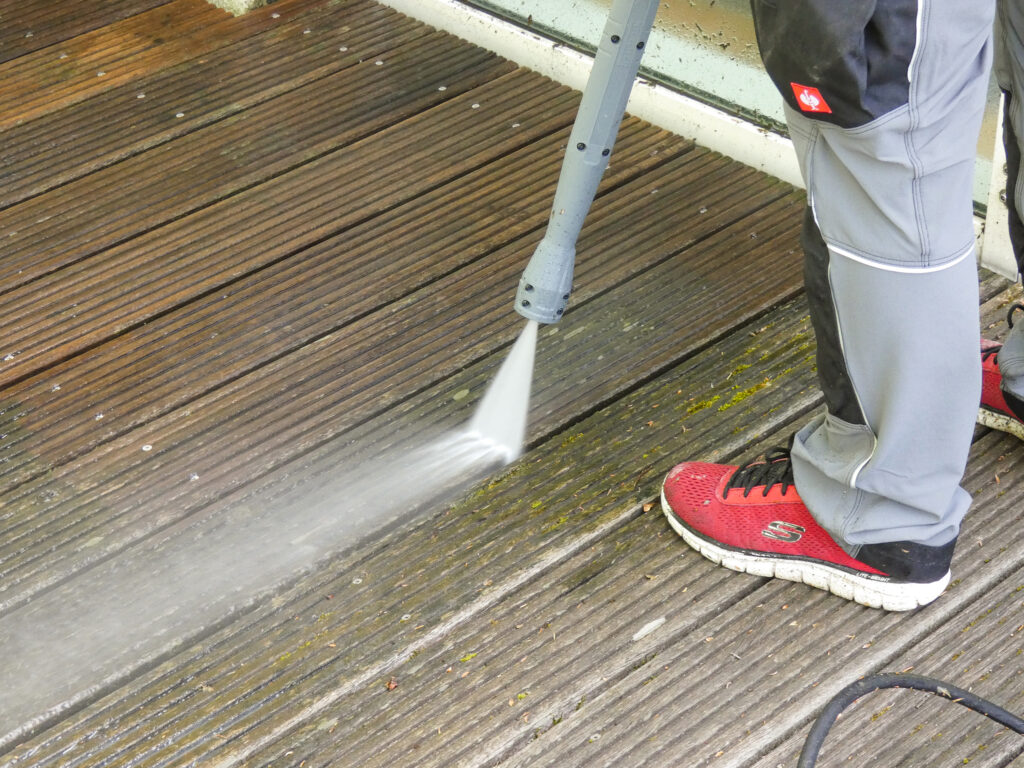 Beim Entmoosen mit dem Hochdruckreiniger auf ausreichend Abstand achten.