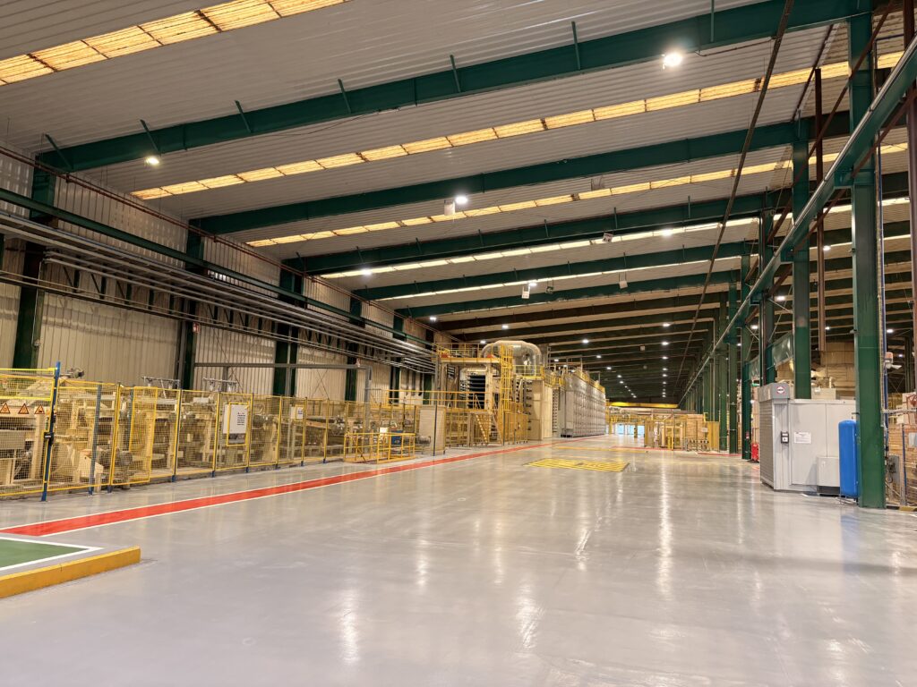 Die am Standort in Orejo jetzt offiziell in Betrieb genommene Produktionslinie für Fermacell Gipsfaserplatten ist eine der weltweit modernsten Anlagen. Mit einem Gesamtinvestitionsvolumen von über 150 Millionen Euro markiert das Projekt einen wesentlichen Meilenstein in der europäischen Wachstumsstrategie von James Hardie und zählt zu den bedeutendsten Kapazitätserweiterungen der Unternehmensgeschichte.
© James Hardie Europe GmbH