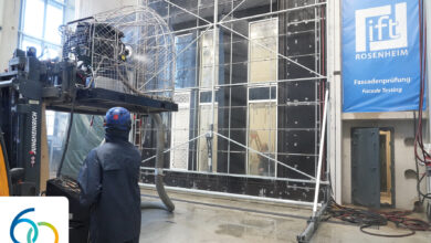 Das ift Rosenheim ist seit seiner Gründung im März 1966 thematisch und strukturell stetig gewachsen. Im Jahr 2021 wurde das Schall- und Fassadenlabor errichtet, in dem unter anderem Windprüfungen mit „Air-Boat-Motor“ nach amerikanischen Normen stattfinden. © ift Rosenheim