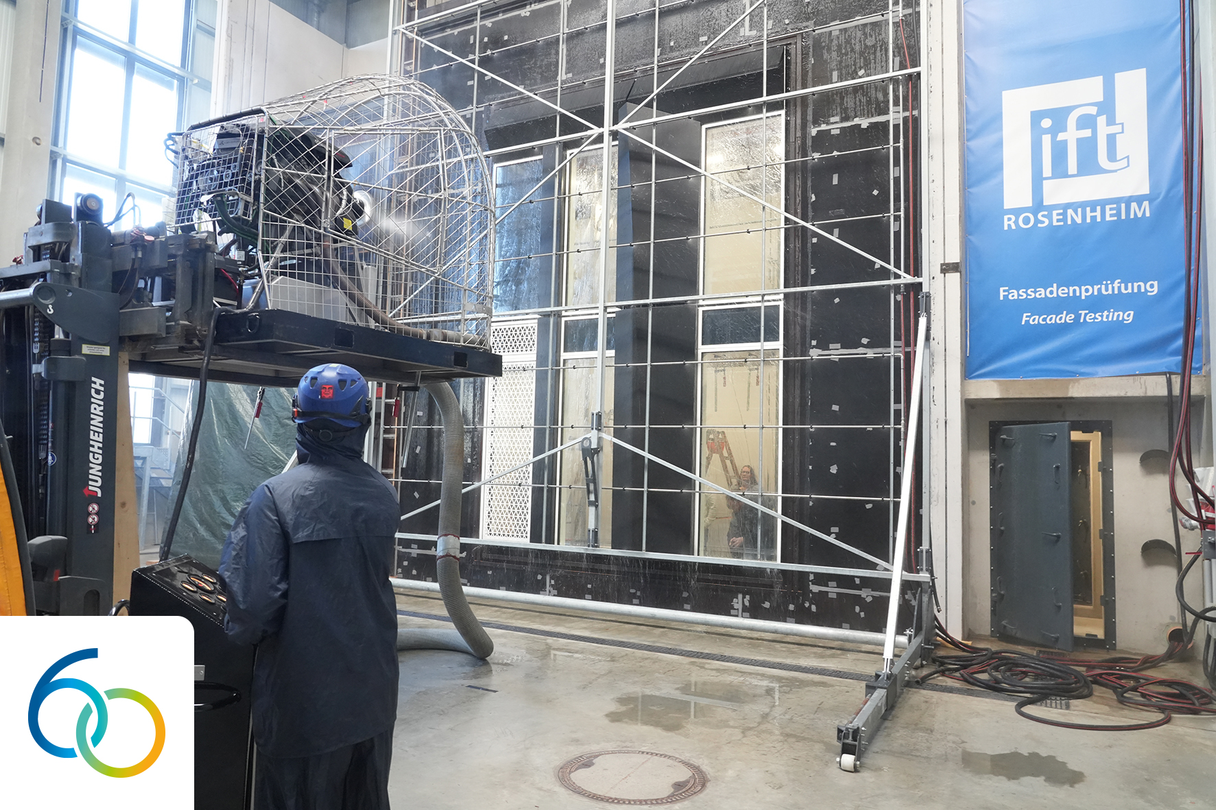 Das ift Rosenheim ist seit seiner Gründung im März 1966 thematisch und strukturell stetig gewachsen. Im Jahr 2021 wurde das Schall- und Fassadenlabor errichtet, in dem unter anderem Windprüfungen mit „Air-Boat-Motor“ nach amerikanischen Normen stattfinden. © ift Rosenheim