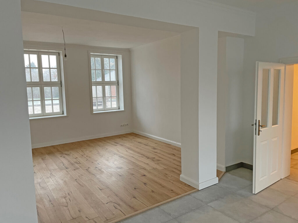 Zum Energiekonzept gehören neben dreifach verglasten Fenstern auch eine Holzpellet-Anlage für Heizung und Warmwasser sowie eine raumweise steuerbare Fußbodenheizung.