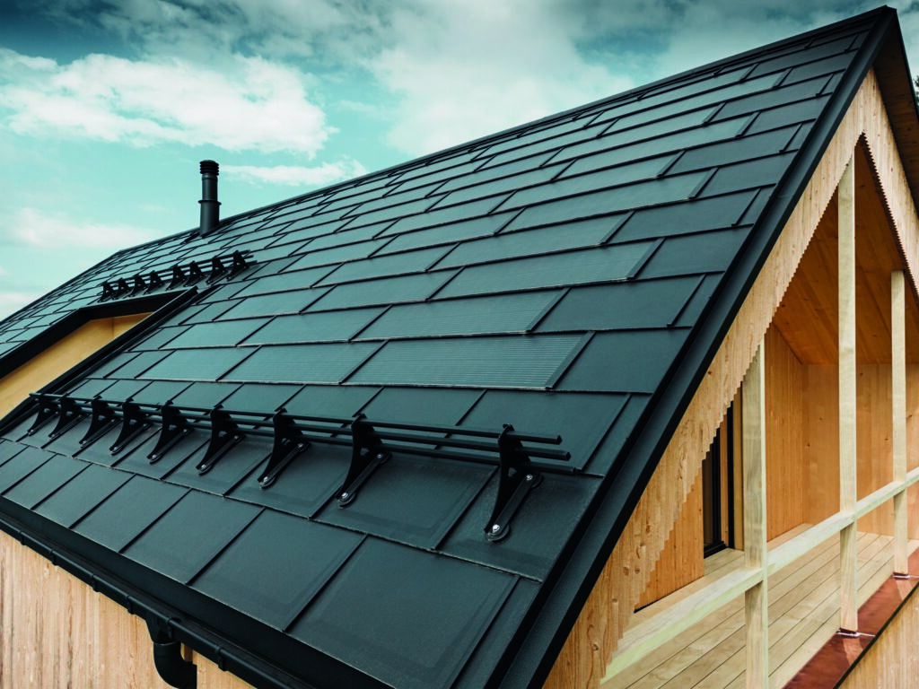 Als innovative Solardachplatte wird sie mit ihrem integrierten Photovoltaikmodul zur Gebäudehülle der Zukunft. Das Dachsystem fügt sich nahtlos in das ökologische und architektonische Gesamtkonzepte ein. 