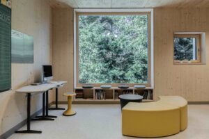 Natürliche Oberfläche, bestens brandgeschützt: In der Schule Prënz Charles sorgen die Sichtholzwände … © Architecte Lorang sàrl / Navid Razvi