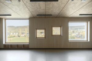 … und großzügige Fensterflächen für ein helle, freundliche, einladende und sichere Lernatmosphäre. © Architecte Lorang sàrl / Navid Razvi