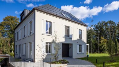 Swisspearl positioniert sich mit Faserzement-, Beton- und Tonprodukten sowie PV-Systemen bewusst im Sanierungsmarkt und stärkt seine Rolle als umfassender Anbieter mineralischer Dachlösungen. © Markus Kaiser