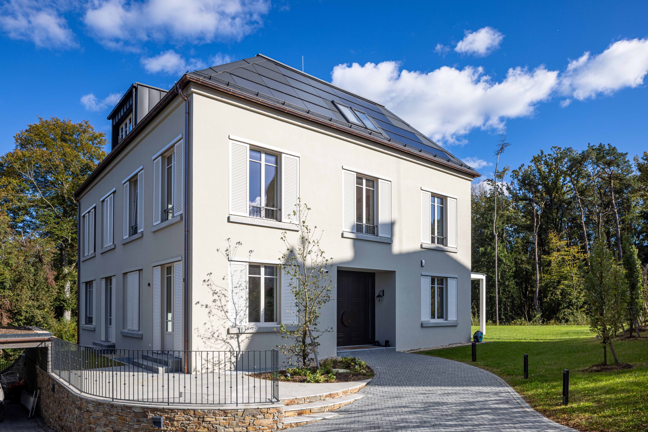 Swisspearl positioniert sich mit Faserzement-, Beton- und Tonprodukten sowie PV-Systemen bewusst im Sanierungsmarkt und stärkt seine Rolle als umfassender Anbieter mineralischer Dachlösungen. © Markus Kaiser