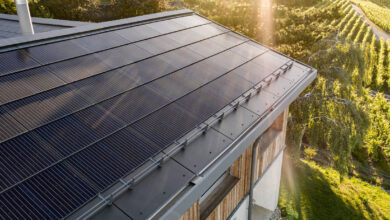 Swisspearl positioniert sich mit Faserzement-, Beton- und Tonprodukten sowie PV-Systemen bewusst im Sanierungsmarkt und stärkt seine Rolle als umfassender Anbieter mineralischer Dachlösungen. © Swisspearl