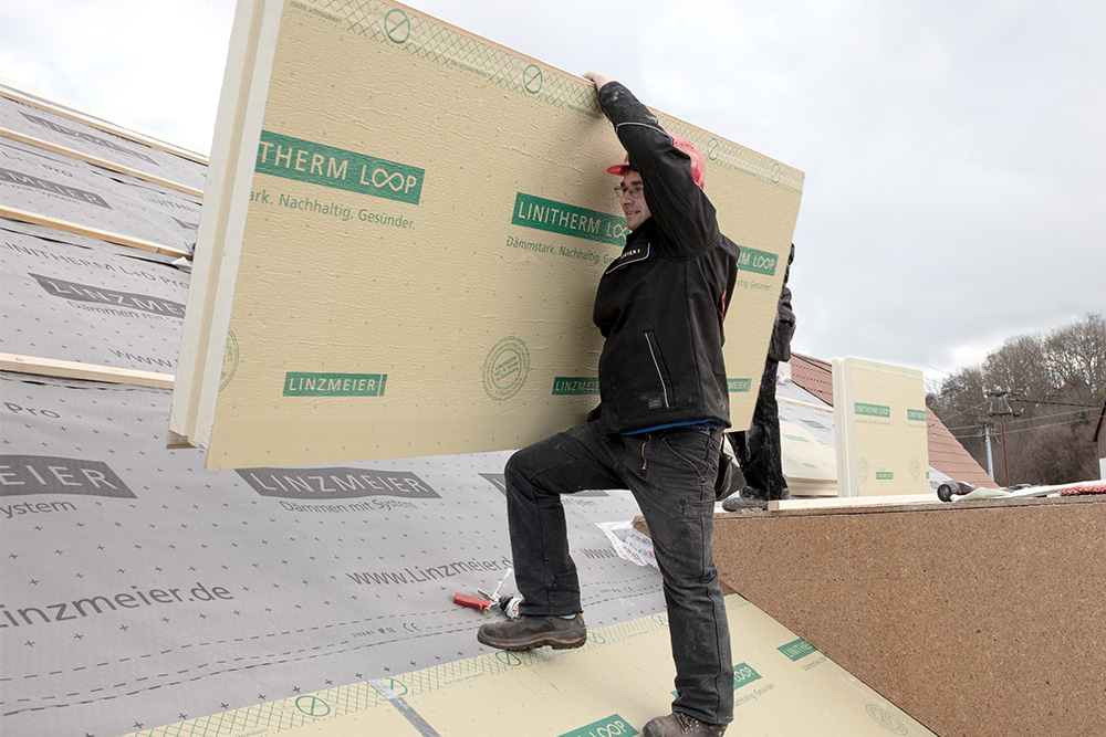 Verlegung der leichten LINITHERM LOOP Dämmplatten auf den Sparren. © Linzmeier