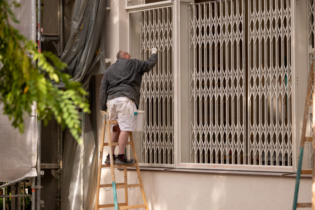 Arbeiten am Fenstergitter