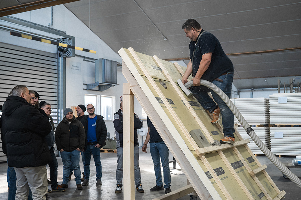 Vorführung am Modell: Bei den Linzmeier Impuls Fachseminaren 2026 wurde die Hybridlösung aus PU-Hartschaum und Zellulose-Einblasdämmung demonstriert. © Linzmeier