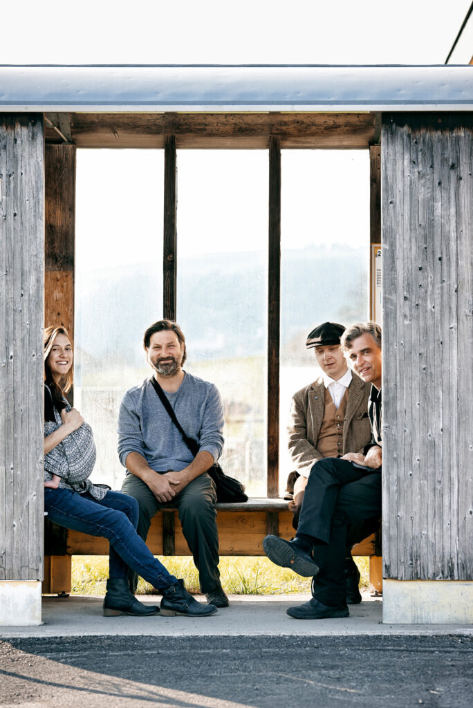 Smiljan Radić Clark (Mitte) während des Projekts BUS:STOP Krumbach im Bregenzerwald 