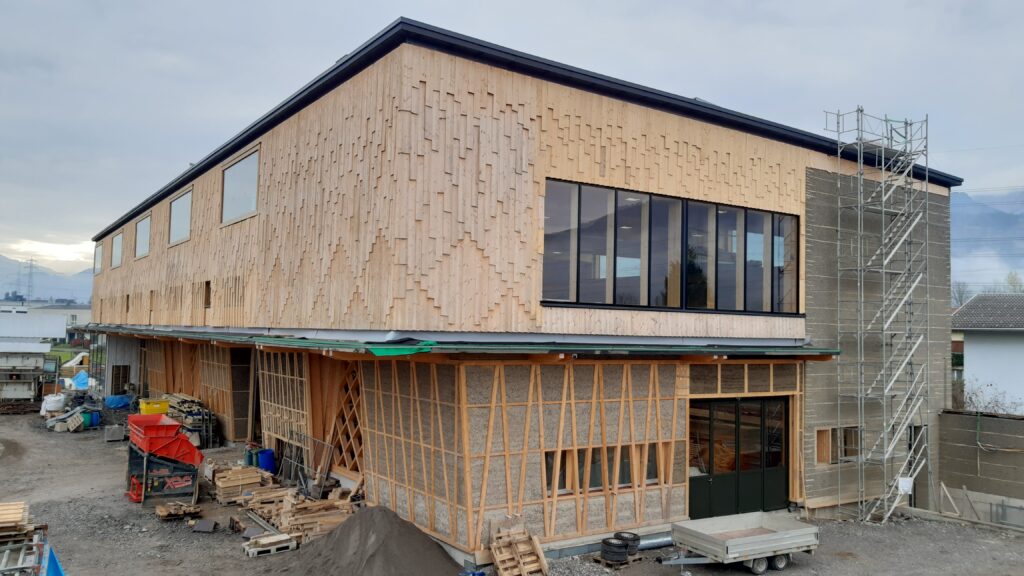 In der Werkhalle Erden vereint sich der Stampflehm- mit dem modernen Ingenieurholzbau.