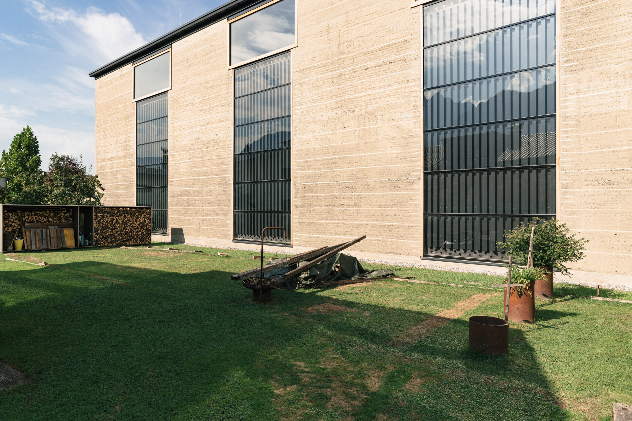 Neues hybrides Bauen mit Stampflehm & Holz