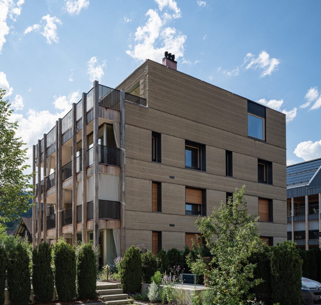 Das dreigeschossige Mehrfamilienhaus mit Attikageschoß, Flachdach und Dachgarten erweitert die Maßstäbe nachhaltigen Bauens.