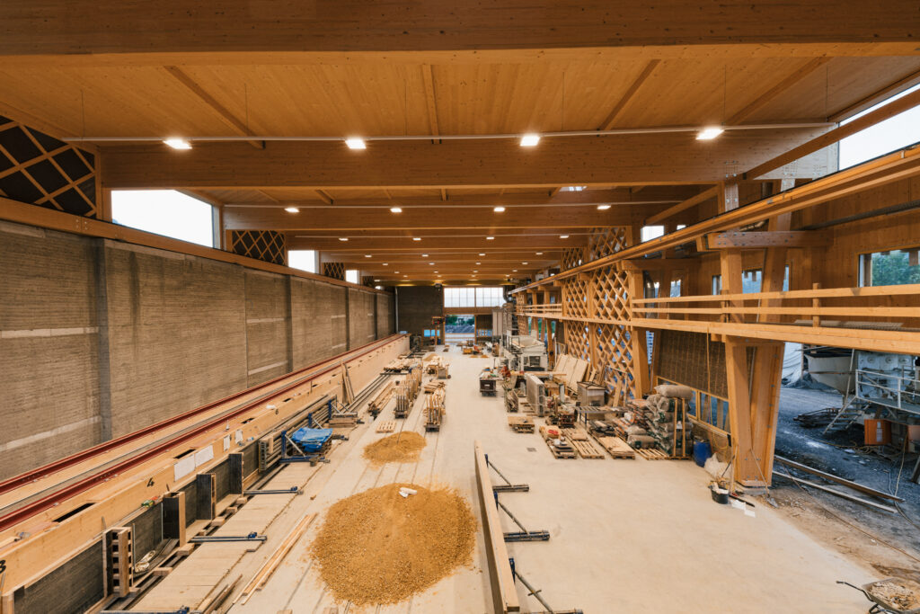 Die Stampflehmelemente werden in der 67 m langen Werkhalle Erden erstmals in Serie produziert.