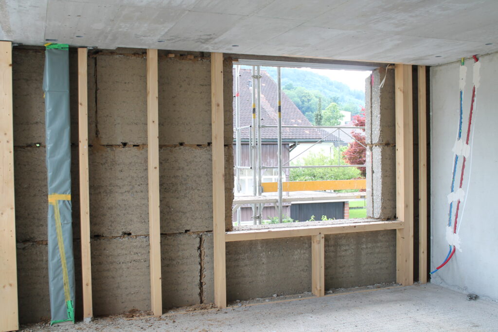 Die mehrschalig aufgebaute Gebäudehülle basiert auf einem mittig platzierten KVH-Holzskelett, das mit Zellulose ausgedämmt wurde.