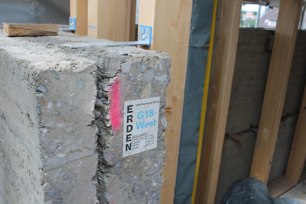 Die Fassade wird von 35 cm dicken und an das Holzskelett angeschlossenen Stampflehmelementen gebildet.