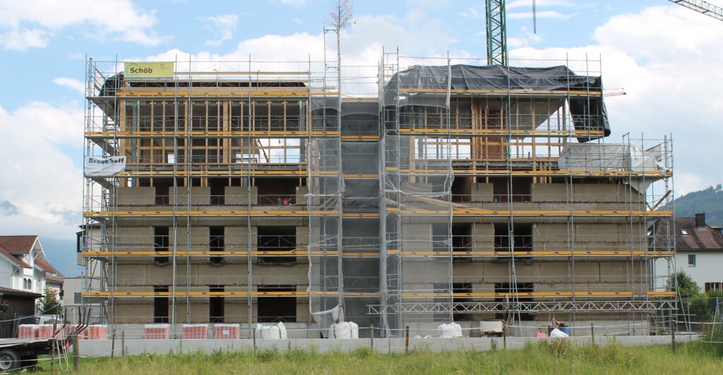 Die Stampflehm-Fassadenelemente wurden geschossweise vor das KVH-Holzskelett gestellt.