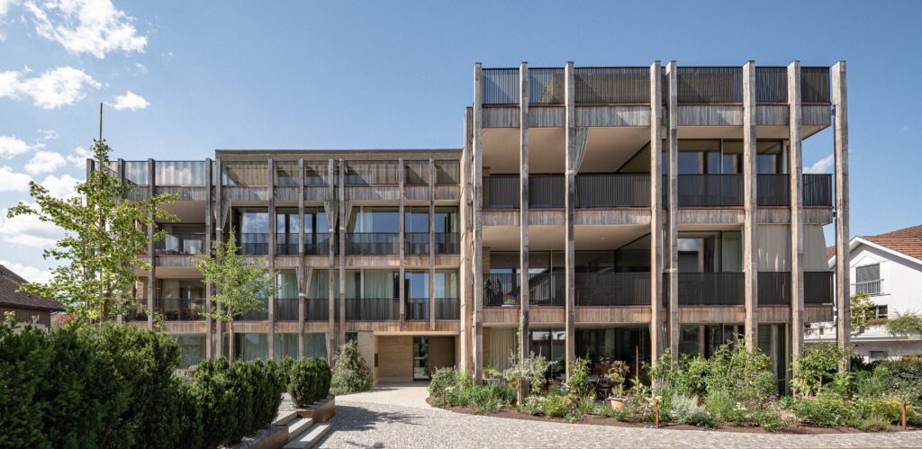 Die Südseite wird von vorgestellten Balkonen, die auf einer Konstruktion aus Eichenbrettschichtholz ruhen, determiniert.