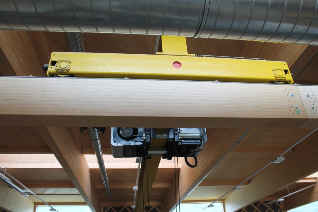 Das neue Bauen: Stahl wird von Holz substituiert – hier Kranbahnträger auf Buchen-Furnierschichtholz.