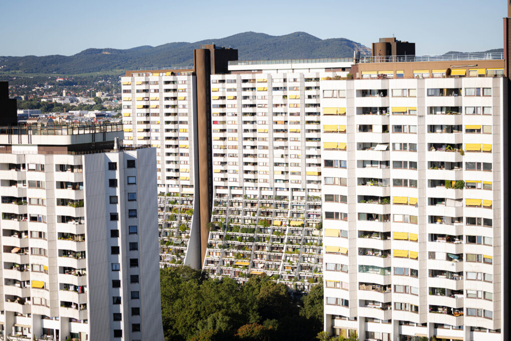 In 3.182 Wohneinheiten sollen rund 24.000 Fenster sowie Terrassen- und Loggiatüren. Erneuert werden. Ergänzend dazu werden umfassende Fassaden- und Dämmmaßnahmen umgesetzt.