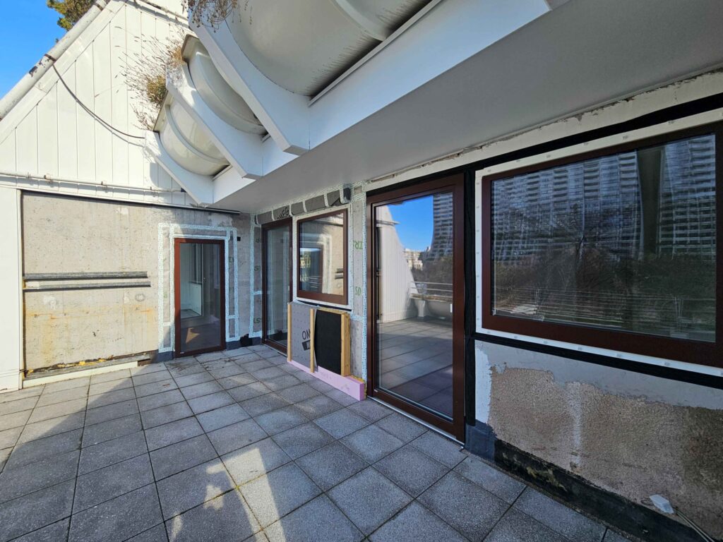 In der Musterwohnung wurden Fenster und Loggiatüren getauscht und Teile der Fassadendämmung erneuert.