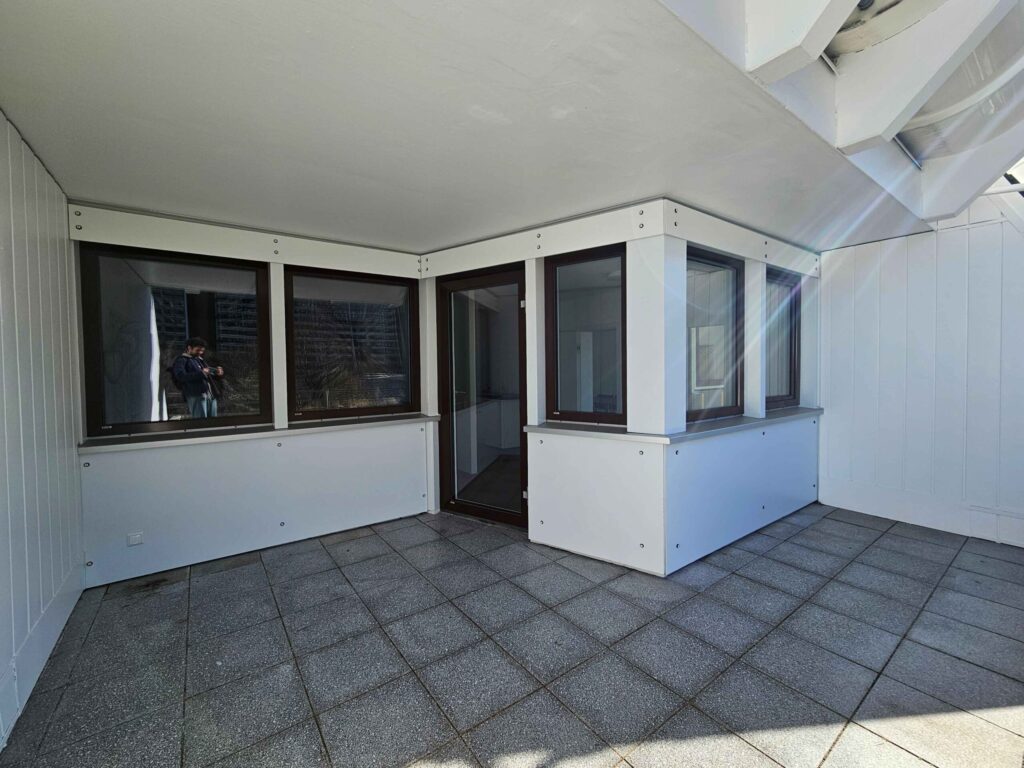 Ziel der geplanten Maßnahmen ist es, den Energieverbrauch zu senken, den Wohnkomfort zu verbessern und die Anlage schrittweise auf eine klimafreundliche Zukunft vorzubereiten.