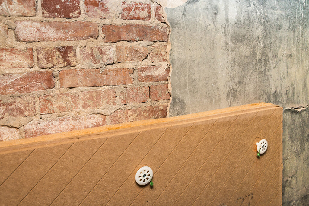 Mit anpassungsfähigen und feuchteregulierenden Holzfaser-Innendämmungen lassen sich die Tücken des Altbaus sauber und bauphysikalisch sicher nehmen.