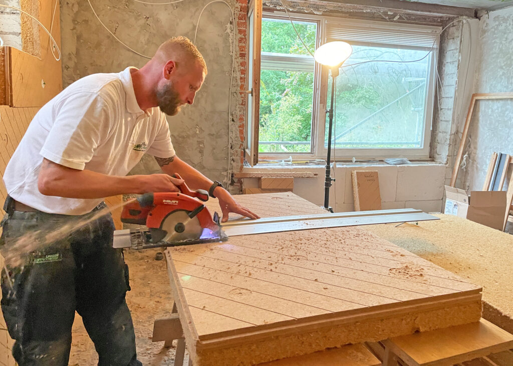 Die Holzfaserplatten lassen sich leicht zuschneiden. Es gibt sie in Dämmstärken von 80 bis 200 Millimetern.