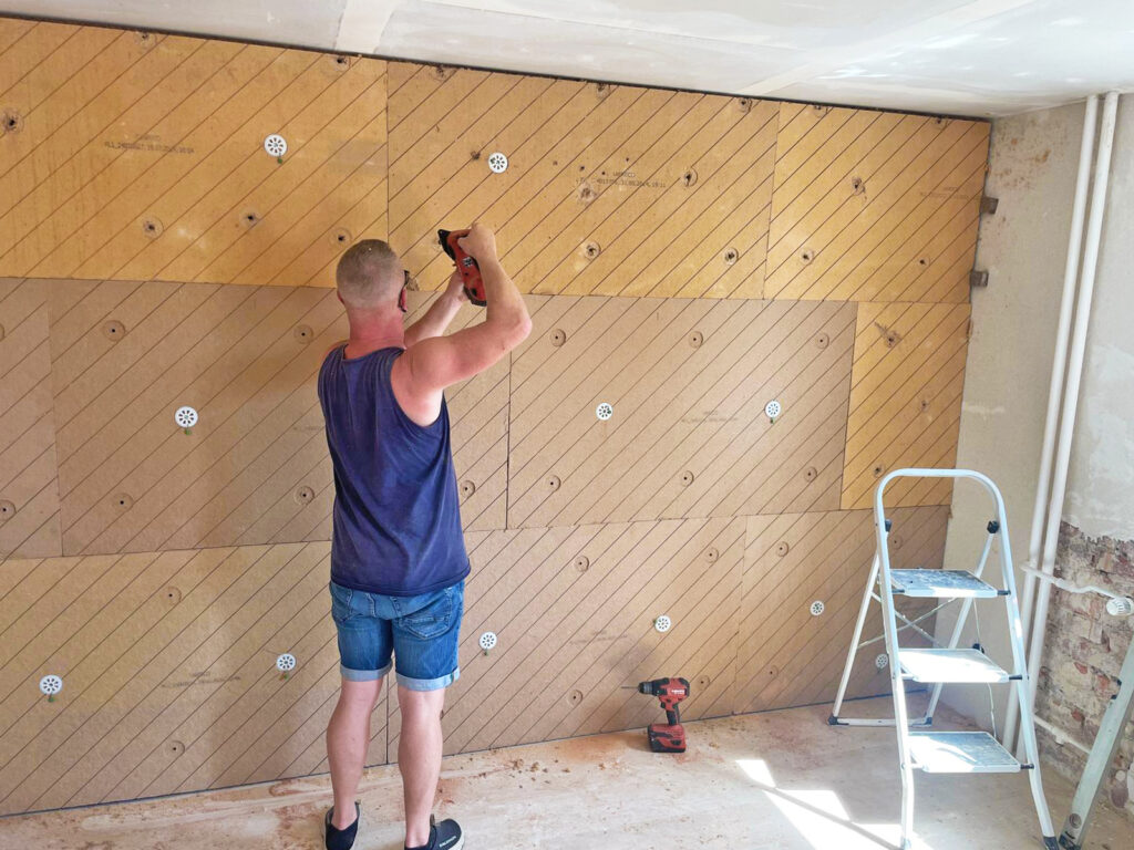 Die Platten werden – ohne Mörtelbett oder Kleber - per Nut und Feder verbunden und mit patentierten Stelldübeln an der Wand befestigt.