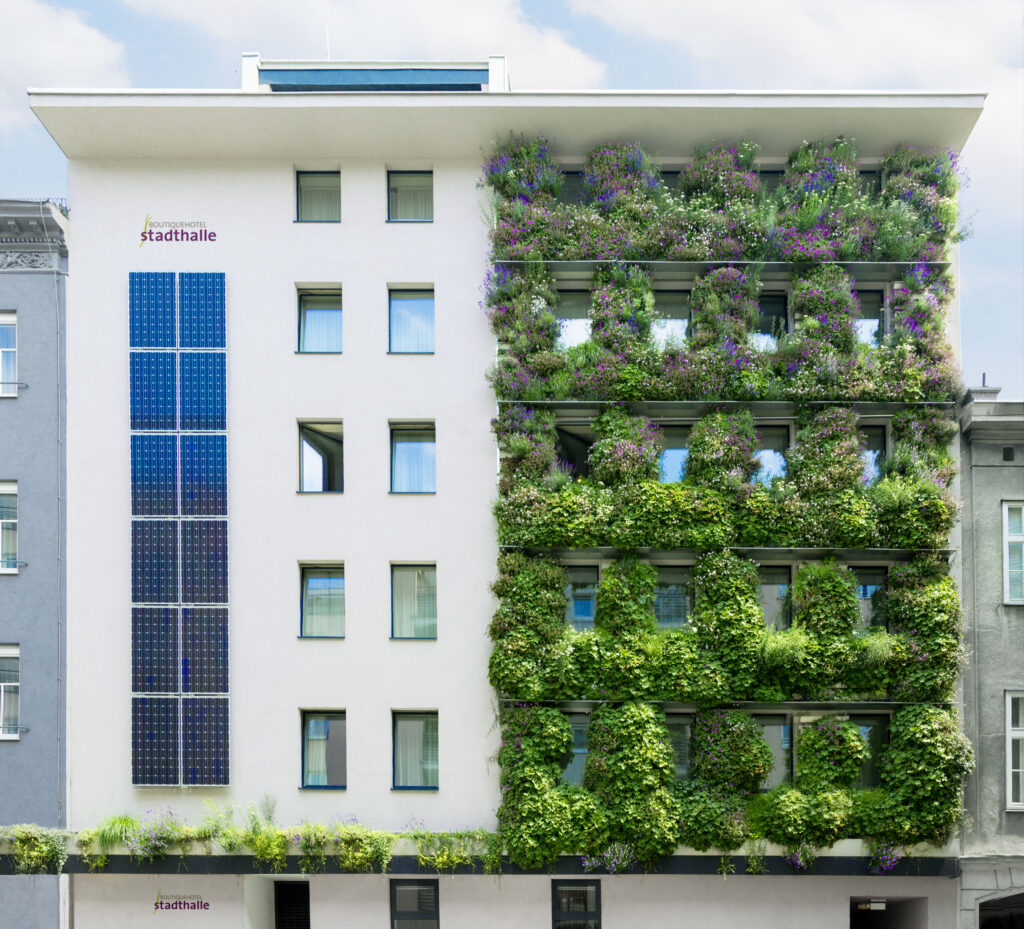 Das Gesamtkonzept der Sanierung des Boutique-Hotels Stadthalle in Wien zielte bereits 2013 auf die Nutzung nachhaltiger Ressourcen und den Einsatz von Begrünungs-technologien wie dieser wand-gebundenen Begrünung ab.