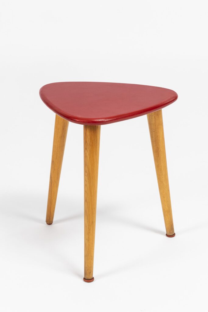 Dreieckiger Küchenhocker der Marke „Connexi“ (um 1955): ein Sitzmöbel für alle