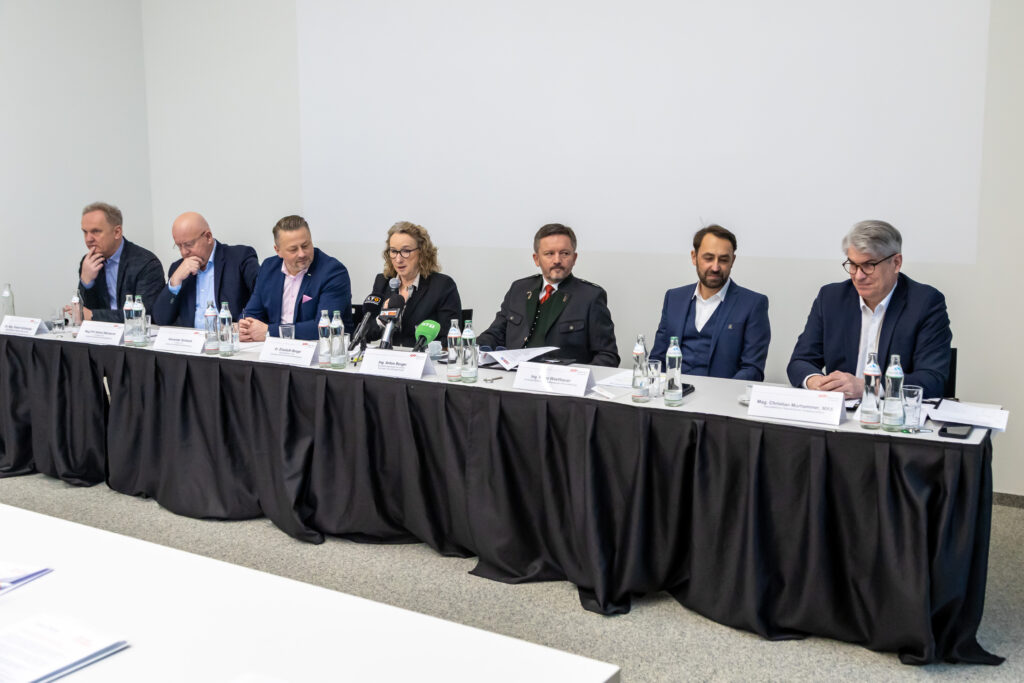 Robert Schneider, Helmut Weinwurm, Alexander Sollböck, Moderatorin Elisabeth Berger, Anton Berger, Franz Wastlbauer und Christian Murhammer. (v.l.n.r.)