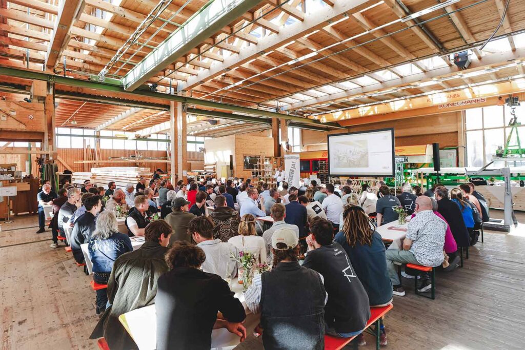 Rund 130 Teilnehmer*innen trafen sich in Alberschwende zur Fachgruppentagung der Tischler und Holzgestalter 2026.