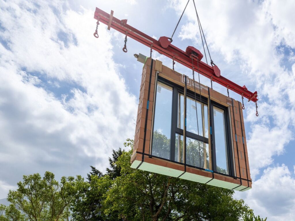 Geschosswohnbau in Saal an der Donau: Werkseitig vorgefertigte massive Wandelemente wurden inklusive Fenster und -zargen, Rollläden sowie sämtlicher Anschlüsse und Detailausbildungen installationsbereit auf die Baustelle geliefert.