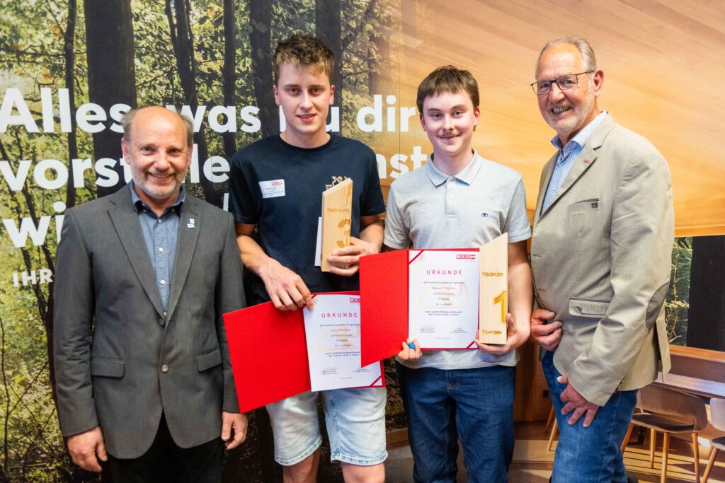 Die Sieger aus dem ersten Lehrjahr (v. l.): Landesinnungsmeister Peter Preinig, Luca Fleißner (3. Platz), Manuel Taferner (1. Platz) und WK-Lehrlingsbeauftragter Bernhard Plasounig.