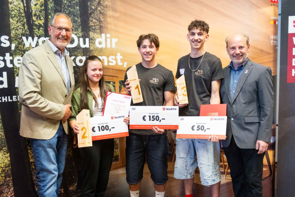 Die Podestplätze im zweiten Lehrjahr (v. l.): WK-Lehrlingsbeauftragter Bernhard Plasounig, Vanessa Pichler (2. Platz), Konstantin Gruber (1. Platz), Adrian Marinovic (3. Platz) und Landesinnungsmeister Peter Preinig.