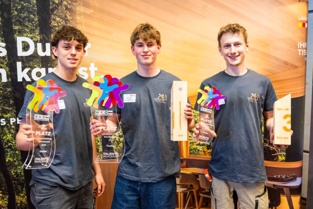 Das Siegerfoto aus dem dritten Lehrjahr (v. l.): Emanuel Kriegl (2. Platz), Johannes Kogler (1. Platz) und Marcel Kothmaier (3. Platz)