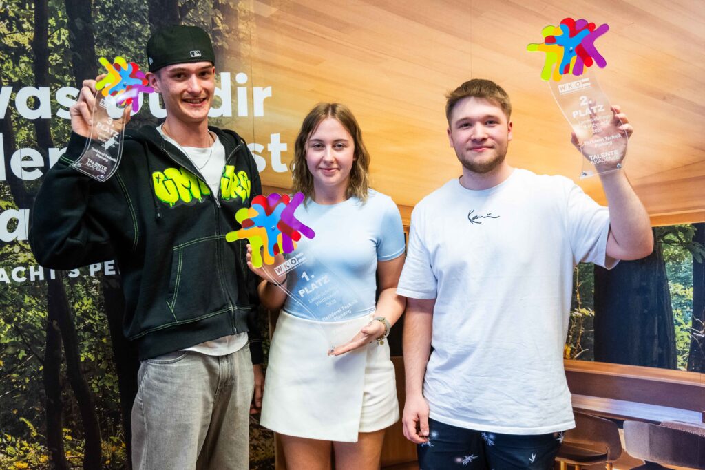 Im vierten Lehrjahr bei der Tischlerei Technik Planung gingen die Trophäen an (v. l.) Samuel Pichler (3. Platz), Lisa Strasser (1. Platz) und Romeo Weichselbraun (2. Platz)