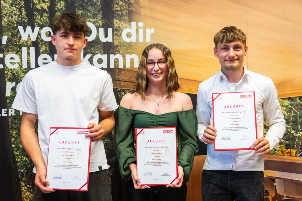 Bei der Tischlerei Technik Produktion überzeugten (v. l.) Alexander Kraiger (3. Platz), Emily Mößler (1. Platz) und Leon Triebnig (2. Platz).