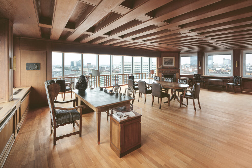 Verlegebüro über den Dächern der Stadt.