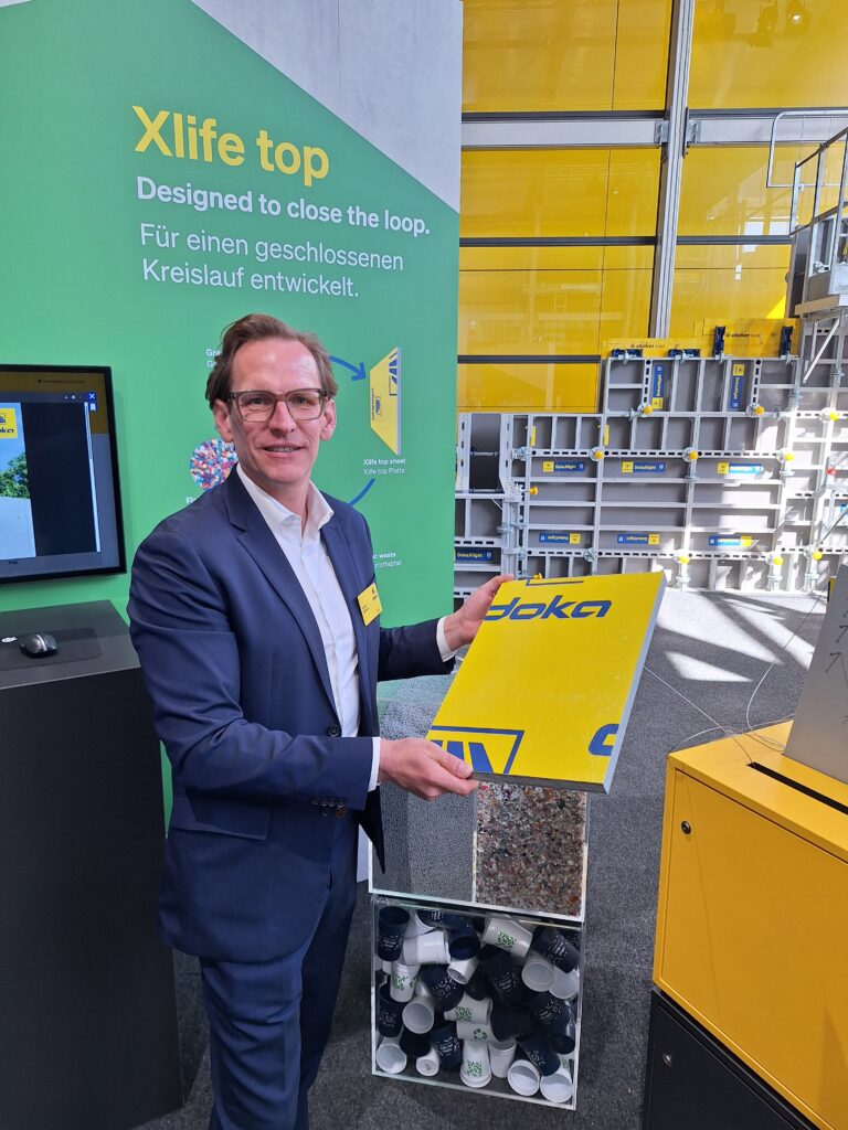 Doka Österreich-Chef Harald Zulehner miut der neuen Xlife top-Platte.
