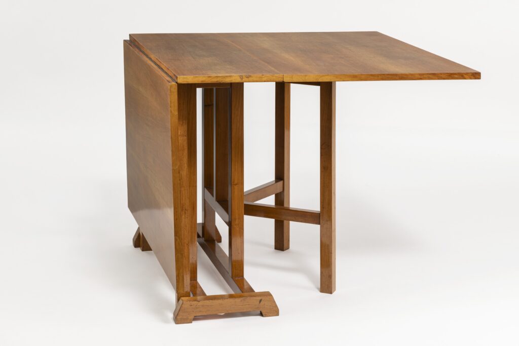 Das Design des Klapptisches für eine Privatwohnung stammt von der Architektin Margarete Schütte-Lihotzky.
© Bundesmobilienverwaltung Sammlung: Bundesmobilienverwaltung Objektstandort: Möbelmuseum Wien Foto: Edgar Knaack