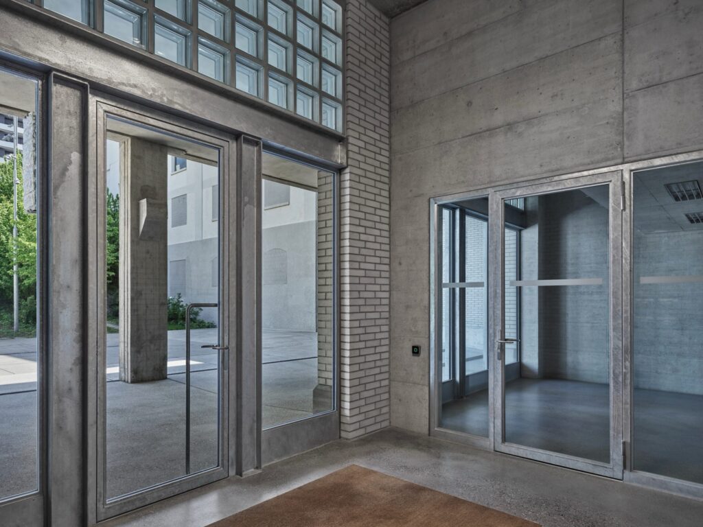 Feuerverzinkte Variante im System forster omnia: Die EI30-Brandschutztür mit Einbruchhemmung RC 2 eignet sich besonders für Eingänge und Übergänge im öffentlichen und halböffentlichen Raum.