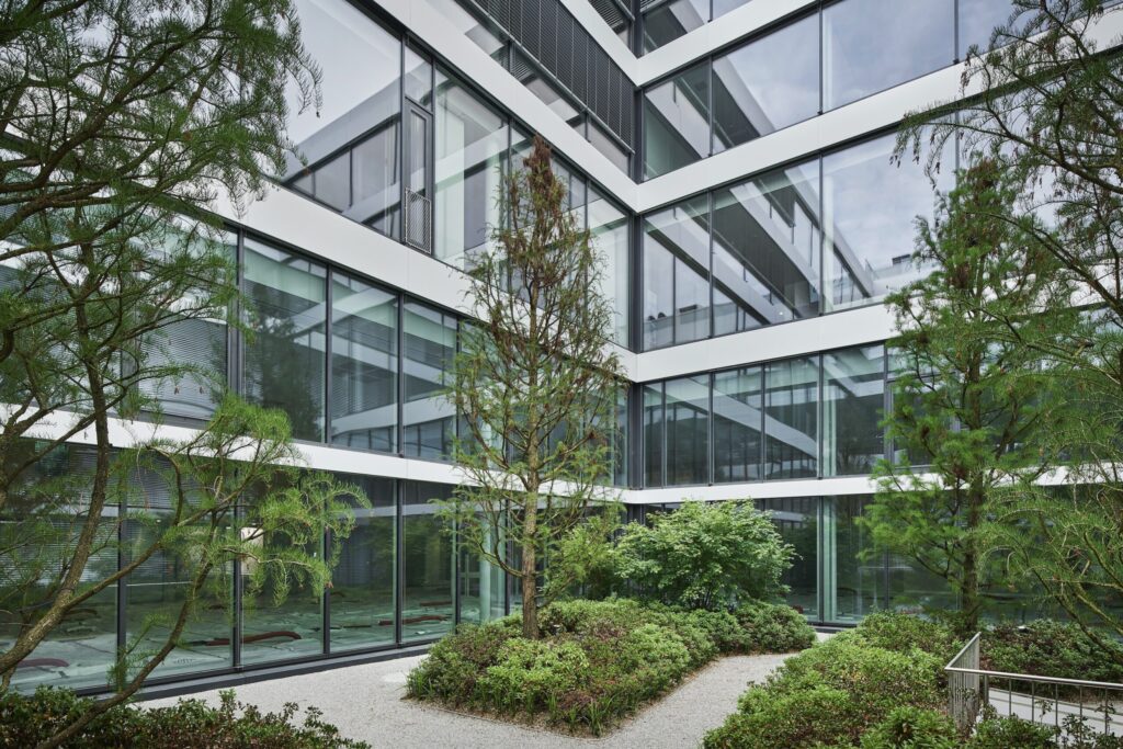 Einheitliches Fassadenbild: Das RC 4-Pfosten-Riegel-System forster thermfix vario eignet sich für Bereiche mit hohen Sicherheitsanforderungen und lässt sich mit forster unico Türen derselben Schutzklasse kombinieren.