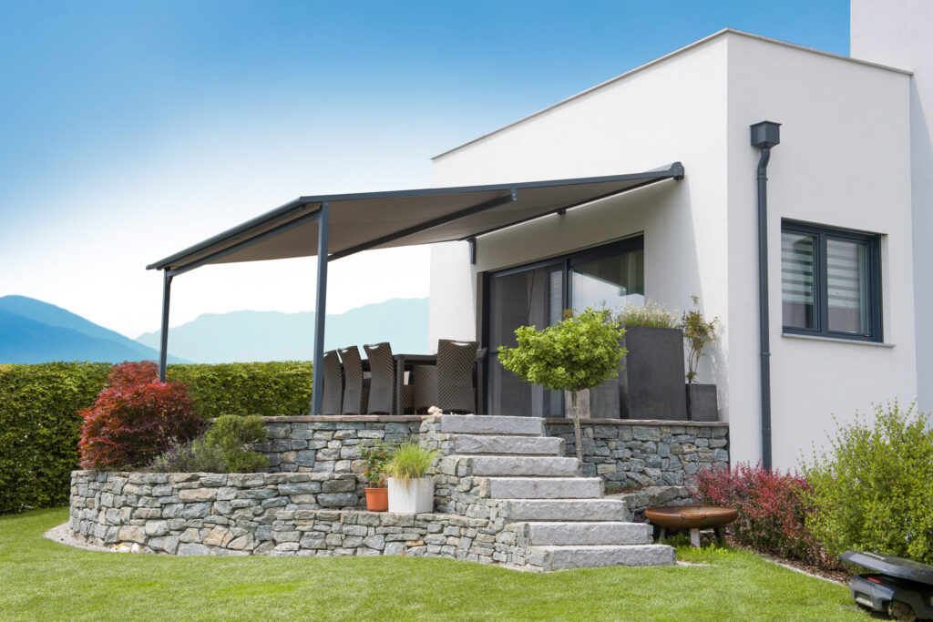 Pergolamarkisen können mit einem senkrechten Zip-Screen ergänzt werden der für zusätzlichen Sonnen-, Wind- und Sichtschutz sorgt.